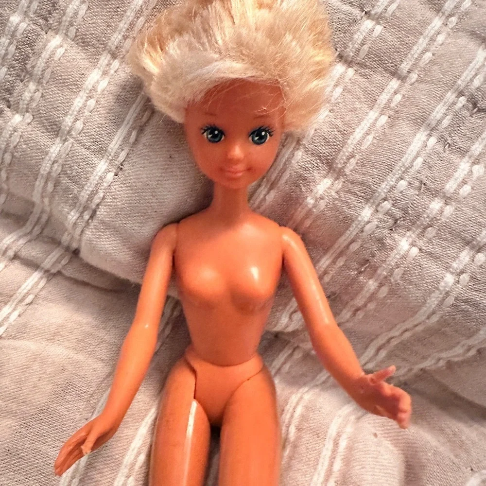 Vintage 1987 Barbie doll skipper